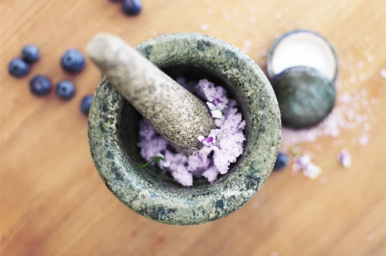 مطعم آمن من كورونا.. يضم كرسيا واحدا وطاولة واحدة وبدون نادل صورة رقم 12