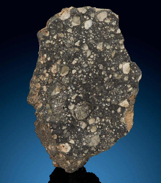 قطعة من القمر بحجم كرة القدم للبيع بسعر خيالي جنوني! صور صورة رقم 4