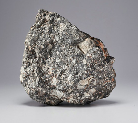 قطعة من القمر بحجم كرة القدم للبيع بسعر خيالي جنوني! صور صورة رقم 6