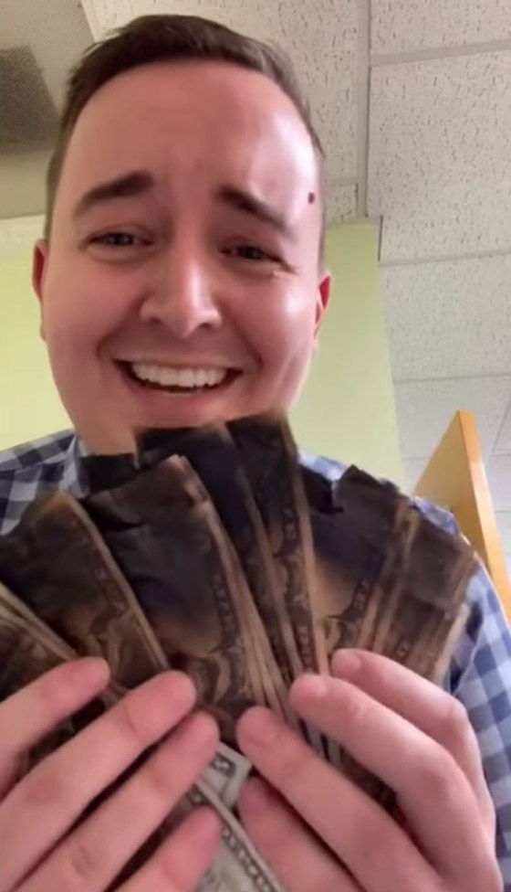  فيديو وصور: امريكي يضع 730 دولار في المايكرويف ليقتل كورونا فحرقها! صورة رقم 2