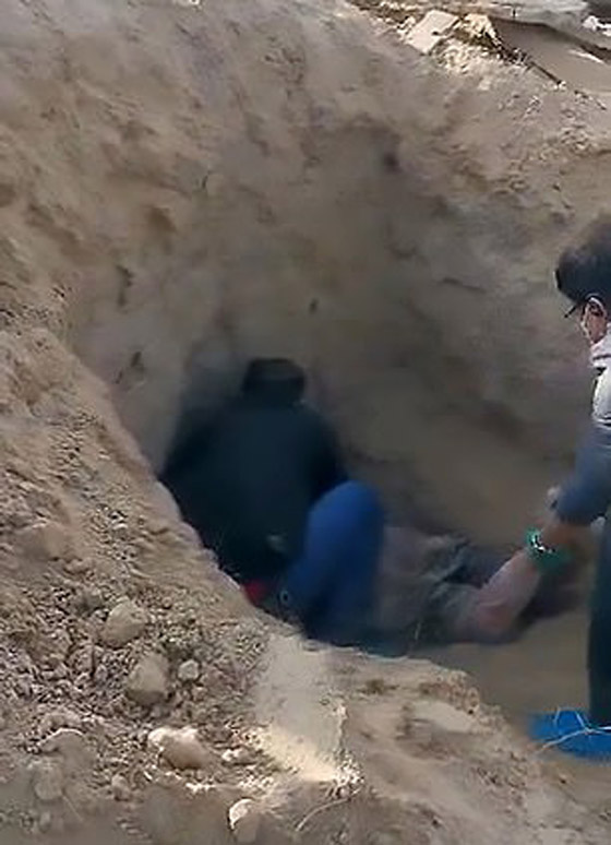 جريمة الابن المروعة.. فيديو إنقاذ مسنة بعد 3 أيام من دفنها حية! صورة رقم 1 جريمة الابن المروعة.. فيديو إنقاذ مسنة بعد 3 أيام من دفنها حية! صورة رقم 1