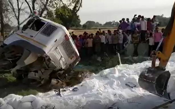 صور: مقتل 23 عاملا بحادث تصادم شاحنتين في الهند صورة رقم 3 صور: مقتل 23 عاملا بحادث تصادم شاحنتين في الهند صورة رقم 3