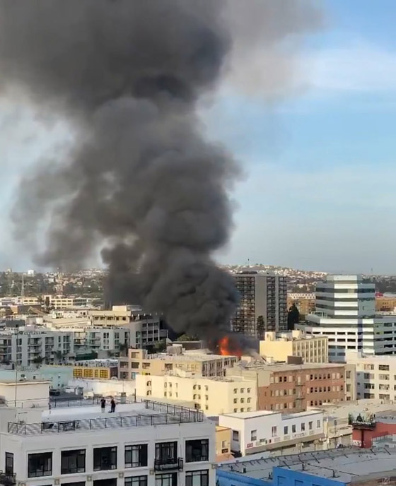بالفيديو والصور.. دخان الحريق يكسو لوس أنجلوس بعد انفجار ضخم صورة رقم 5 بالفيديو والصور.. دخان الحريق يكسو لوس أنجلوس بعد انفجار ضخم صورة رقم 5