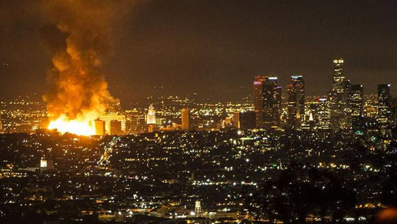 بالفيديو والصور.. دخان الحريق يكسو لوس أنجلوس بعد انفجار ضخم صورة رقم 26 بالفيديو والصور.. دخان الحريق يكسو لوس أنجلوس بعد انفجار ضخم صورة رقم 26