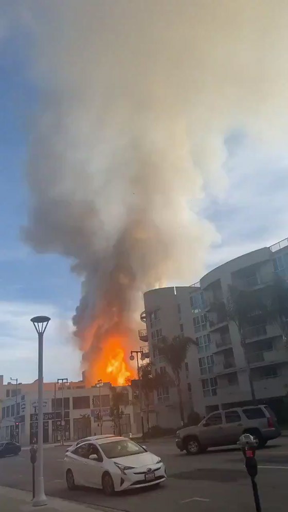 بالفيديو والصور.. دخان الحريق يكسو لوس أنجلوس بعد انفجار ضخم صورة رقم 1 بالفيديو والصور.. دخان الحريق يكسو لوس أنجلوس بعد انفجار ضخم صورة رقم 1