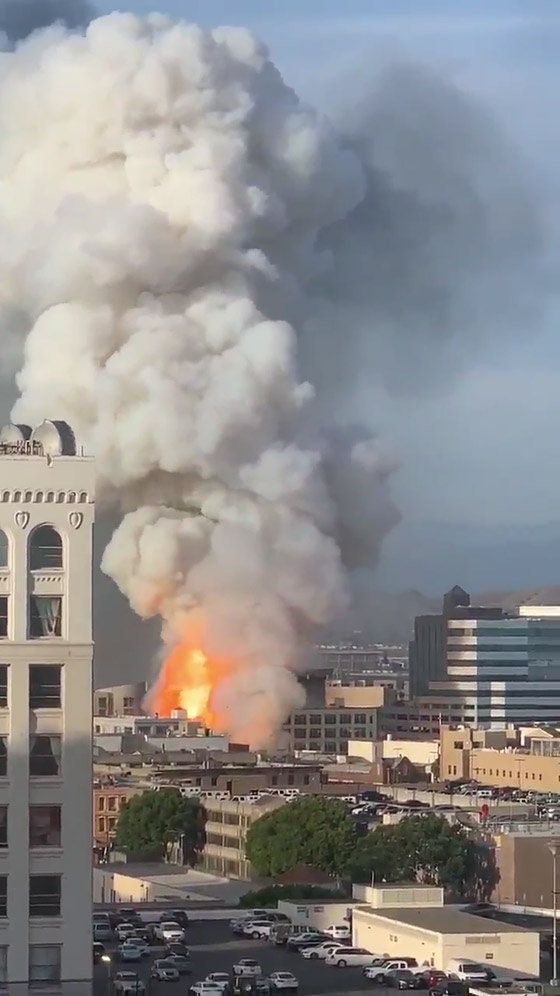 بالفيديو والصور.. دخان الحريق يكسو لوس أنجلوس بعد انفجار ضخم صورة رقم 4 بالفيديو والصور.. دخان الحريق يكسو لوس أنجلوس بعد انفجار ضخم صورة رقم 4