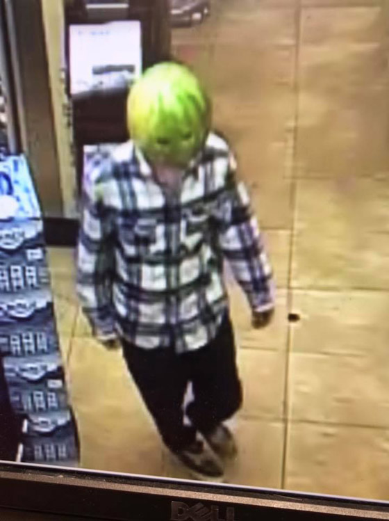 سرقا المتجر متنكران ببطيختين على الراس.. وفيسبوك أوقع بهما! صور صورة رقم 2