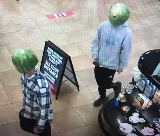 سرقا المتجر متنكران ببطيختين على الراس.. وفيسبوك أوقع بهما! صور صورة رقم 4