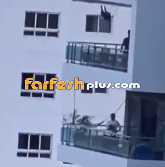 فيديو صادم: أب متهور يؤرجح طفله بكل برودة على شرفة المنزل! صورة رقم 2 فيديو صادم: أب متهور يؤرجح طفله بكل برودة على شرفة المنزل! صورة رقم 2