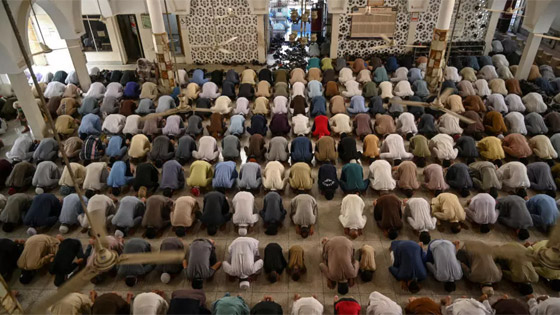 تكبيرات بلا مصلين.. هكذا احتفل العالم بعيد الفطر مع جائحة كورونا! صورة رقم 10 تكبيرات بلا مصلين.. هكذا احتفل العالم بعيد الفطر مع جائحة كورونا! صورة رقم 10