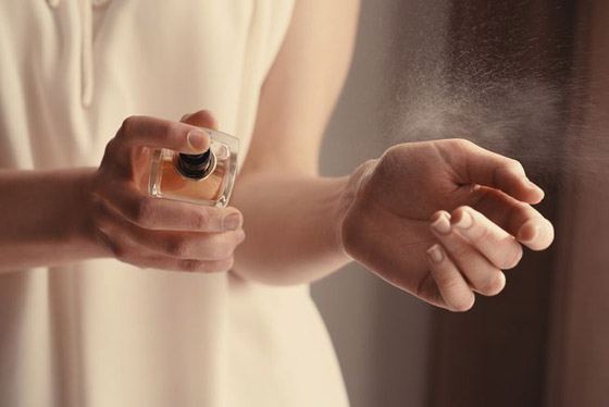 لبقاء رائحة العطر.. إليكم خطوات بسيطة ونصائح لعطر أخاذ يدوم طويلا! صورة رقم 6 لبقاء رائحة العطر.. إليكم خطوات بسيطة ونصائح لعطر أخاذ يدوم طويلا! صورة رقم 6