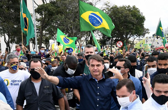 بالفيديو: رئيس البرازيل يخلع الكمامة ويستخف بفيروس كورونا مجددا! صورة رقم 5 بالفيديو: رئيس البرازيل يخلع الكمامة ويستخف بفيروس كورونا مجددا! صورة رقم 5