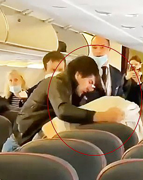 شجار عنيف على متن طائرة روسية بسبب فيروس كورونا! فيديو صورة رقم 1 شجار عنيف على متن طائرة روسية بسبب فيروس كورونا! فيديو صورة رقم 1