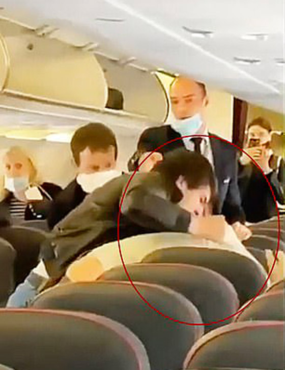 شجار عنيف على متن طائرة روسية بسبب فيروس كورونا! فيديو صورة رقم 2 شجار عنيف على متن طائرة روسية بسبب فيروس كورونا! فيديو صورة رقم 2