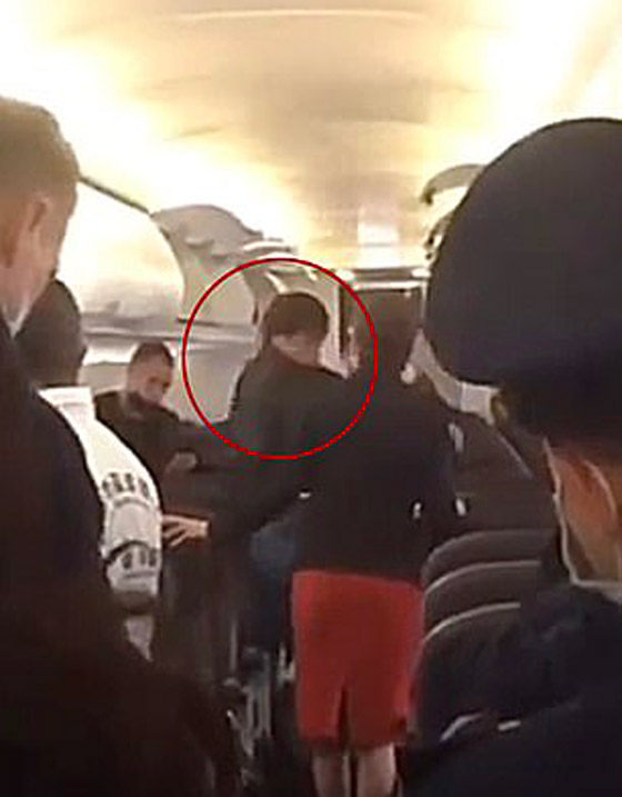 شجار عنيف على متن طائرة روسية بسبب فيروس كورونا! فيديو صورة رقم 3 شجار عنيف على متن طائرة روسية بسبب فيروس كورونا! فيديو صورة رقم 3