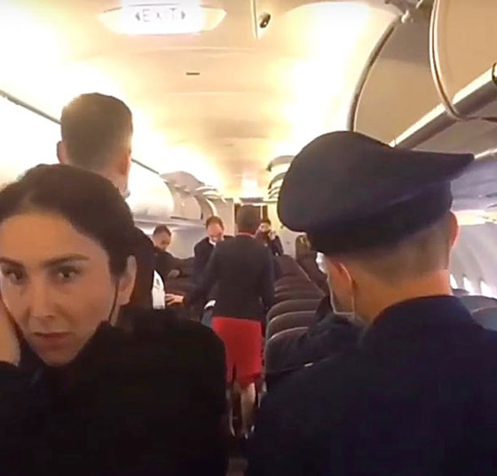 شجار عنيف على متن طائرة روسية بسبب فيروس كورونا! فيديو صورة رقم 4 شجار عنيف على متن طائرة روسية بسبب فيروس كورونا! فيديو صورة رقم 4
