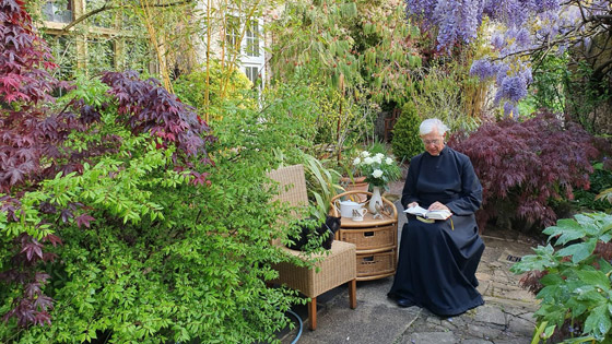 فيديو طريف.. قط أسود يختفي داخل ثوب قس أثناء بث مباشر! صورة رقم 6