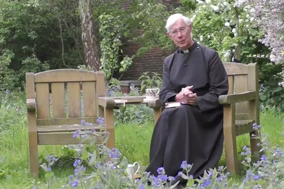 فيديو طريف.. قط أسود يختفي داخل ثوب قس أثناء بث مباشر! صورة رقم 5