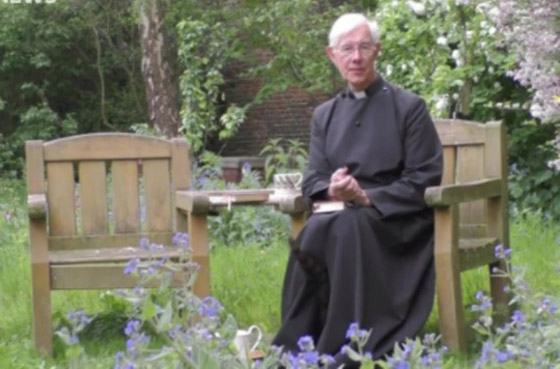 فيديو طريف.. قط أسود يختفي داخل ثوب قس أثناء بث مباشر! صورة رقم 3