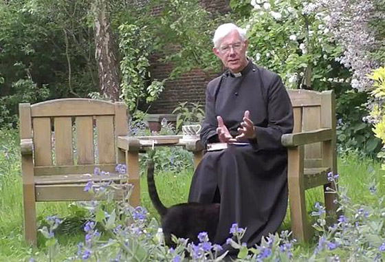 فيديو طريف.. قط أسود يختفي داخل ثوب قس أثناء بث مباشر! صورة رقم 4