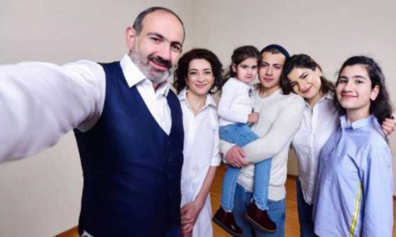 في بث مباشر.. رئيس وزراء يعلن إصابته وأسرته بكورونا صورة رقم 5
