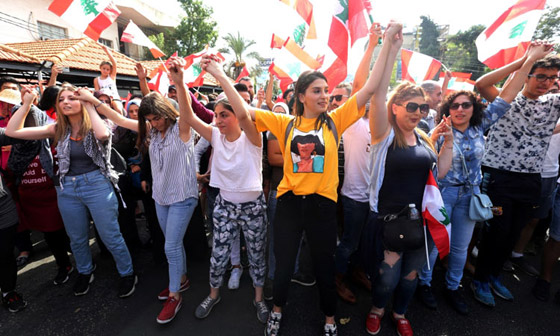 الطبقة الوسطى الأكثر بهجة بالمنطقة العربية والتي رقصت في ذروة الحرب توقفت اليوم عن الاحتفال صورة رقم 1