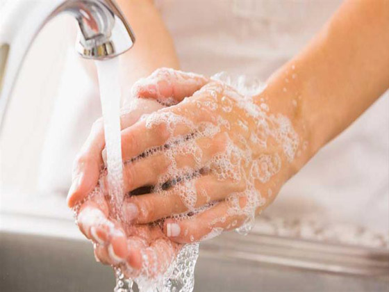 لا تعذب حالك.. اغسل يديك بدلا من تعقيم كل الأسطح طوال الوقت صورة رقم 1