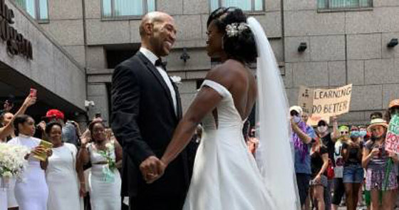 عروسان يحتفلان بزفافهما في مسيرة احتجاجية صورة رقم 4