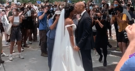 عروسان يحتفلان بزفافهما في مسيرة احتجاجية صورة رقم 5