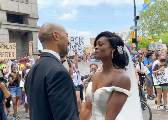 عروسان يحتفلان بزفافهما في مسيرة احتجاجية صورة رقم 6