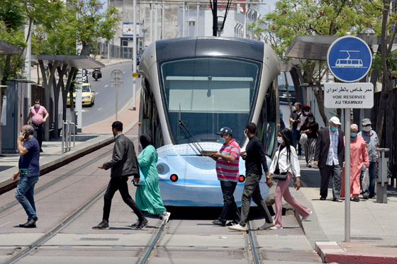 بالصور.. الترام في المغرب يرتدي الكمامة صورة رقم 4