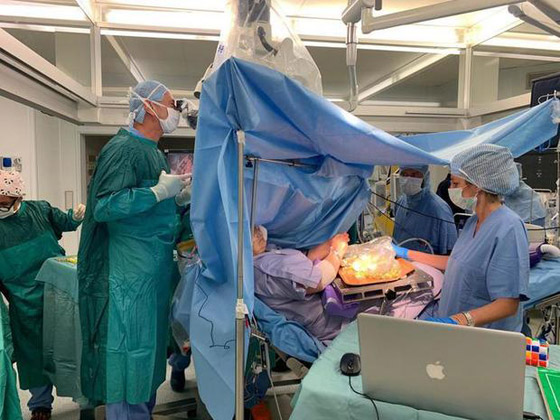 فيديو مثير: سيدة إيطالية تحضر وجبة شهيرة خلال عملية دماغ مفتوح خطيرة صورة رقم 1 فيديو مثير: سيدة إيطالية تحضر وجبة شهيرة خلال عملية دماغ مفتوح خطيرة صورة رقم 1