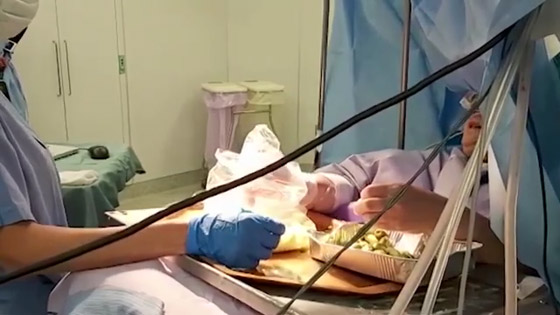 فيديو مثير: سيدة إيطالية تحضر وجبة شهيرة خلال عملية دماغ مفتوح خطيرة صورة رقم 7 فيديو مثير: سيدة إيطالية تحضر وجبة شهيرة خلال عملية دماغ مفتوح خطيرة صورة رقم 7