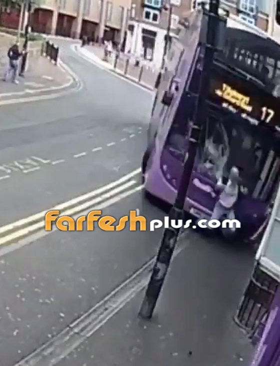 فيديو صادم: صدمته حافلة بشكل عنيف لينهض ويكمل السير كأن شيئا لم يكن! صورة رقم 2 فيديو صادم: صدمته حافلة بشكل عنيف لينهض ويكمل السير كأن شيئا لم يكن! صورة رقم 2