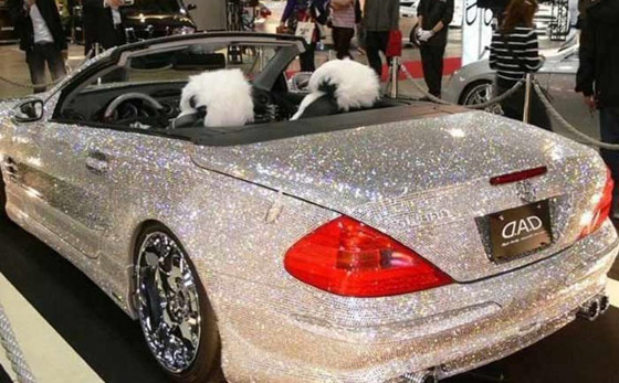 صور أغرب أشياء اشتراها الأمراء العرب: حمام من الذهب وسيارة من الماس صورة رقم 5