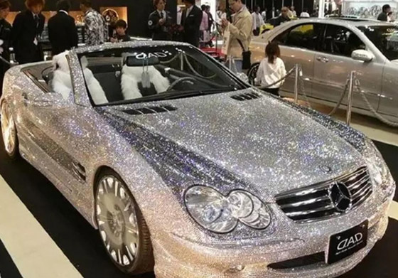 صور أغرب أشياء اشتراها الأمراء العرب: حمام من الذهب وسيارة من الماس صورة رقم 4