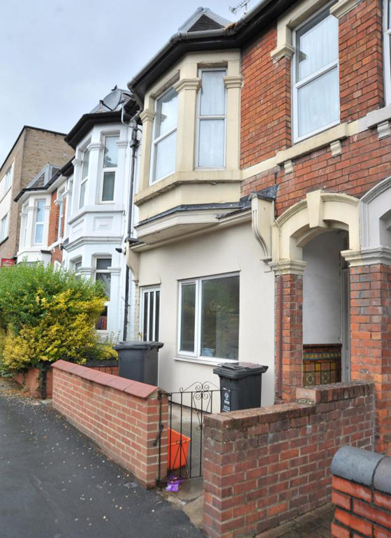 لص بريطاني يطلب المساعدة من الشرطة خلال سرقة منزل! صورة رقم 3