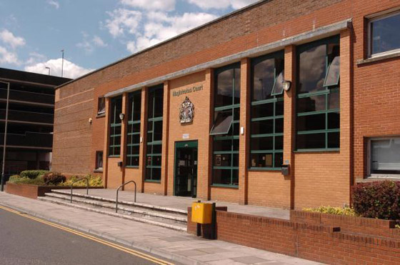 لص بريطاني يطلب المساعدة من الشرطة خلال سرقة منزل! صورة رقم 4