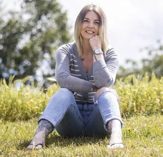 أجرت عملية لعلاج صوتها فاستفاقت وهي تتحدث 4 لغات ولهجات مختلفة! صورة رقم 9