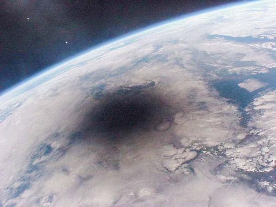 من الفضاء هذه المرة.. لقطات مبهرة خلابة للكسوف الشمسي الحلقي صورة رقم 7