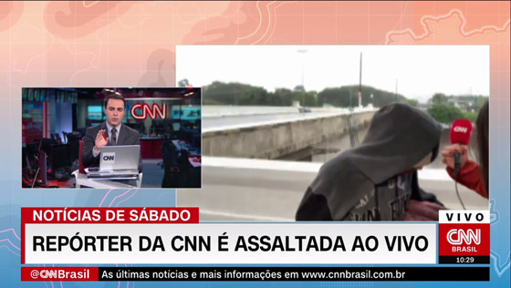 فيديو.. مراسلة تليفزيونية تتعرض للسطو المسلح على الهواء صورة رقم 3 فيديو.. مراسلة تليفزيونية تتعرض للسطو المسلح على الهواء صورة رقم 3