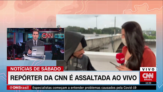 فيديو.. مراسلة تليفزيونية تتعرض للسطو المسلح على الهواء صورة رقم 4 فيديو.. مراسلة تليفزيونية تتعرض للسطو المسلح على الهواء صورة رقم 4