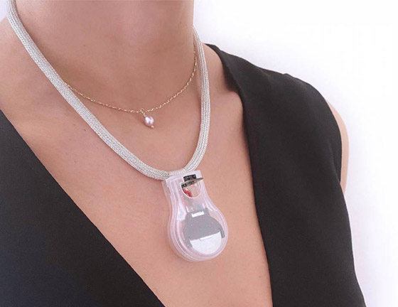 ناسا تصمم قلادة تذكرك بعدم لمس وجهك لحمايتك من كورونا.. فيديو صورة رقم 2