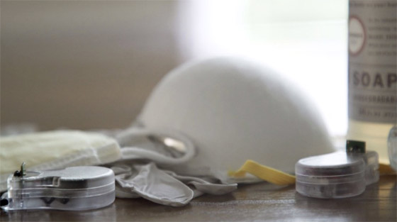 ناسا تصمم قلادة تذكرك بعدم لمس وجهك لحمايتك من كورونا.. فيديو صورة رقم 6