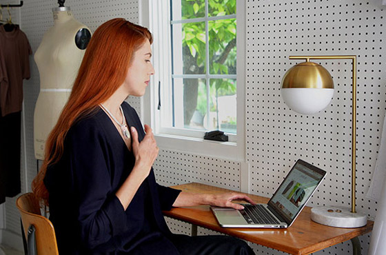 ناسا تصمم قلادة تذكرك بعدم لمس وجهك لحمايتك من كورونا.. فيديو صورة رقم 8