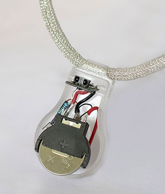 ناسا تصمم قلادة تذكرك بعدم لمس وجهك لحمايتك من كورونا.. فيديو صورة رقم 10