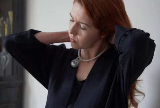 ناسا تصمم قلادة تذكرك بعدم لمس وجهك لحمايتك من كورونا.. فيديو صورة رقم 13