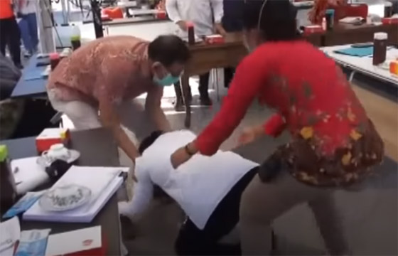 بكت عند أقدام أطباء! عمدة إندونيسية تعتذر لعجزها عن إيقاف كورونا صورة رقم 3 بكت عند أقدام أطباء! عمدة إندونيسية تعتذر لعجزها عن إيقاف كورونا صورة رقم 3