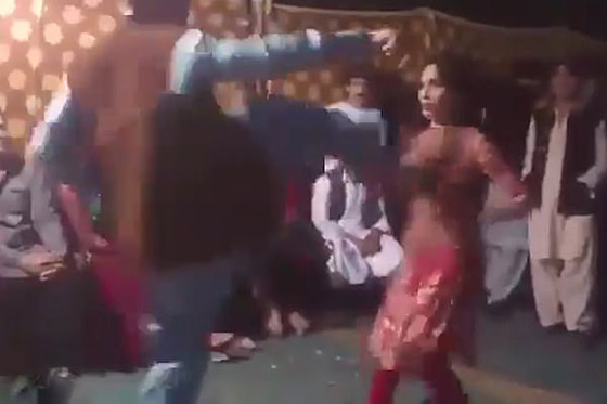 فيديو صادم.. راقصة باكستانية تتعرض لركلة مؤلمة خلال حفل زفاف! صورة رقم 3 فيديو صادم.. راقصة باكستانية تتعرض لركلة مؤلمة خلال حفل زفاف! صورة رقم 3