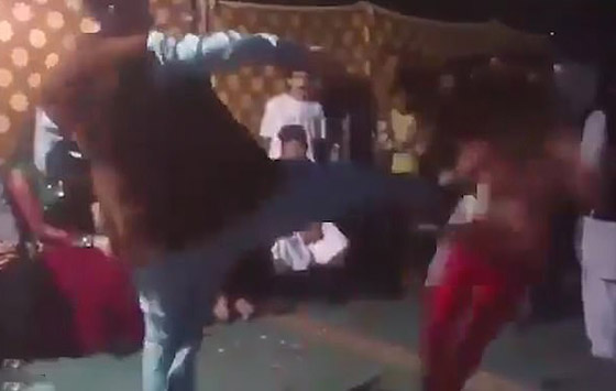فيديو صادم.. راقصة باكستانية تتعرض لركلة مؤلمة خلال حفل زفاف! صورة رقم 4 فيديو صادم.. راقصة باكستانية تتعرض لركلة مؤلمة خلال حفل زفاف! صورة رقم 4